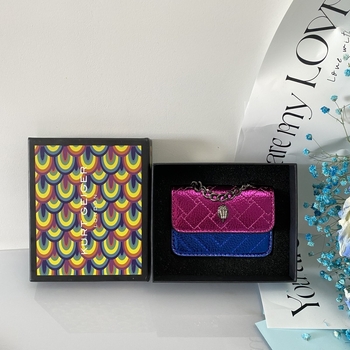 PU anyagú keresztpántos táska, vízszintes négyzetes forma, cipzáros zárás, poliészter bélés, belső zseb a mobiltelefon számára