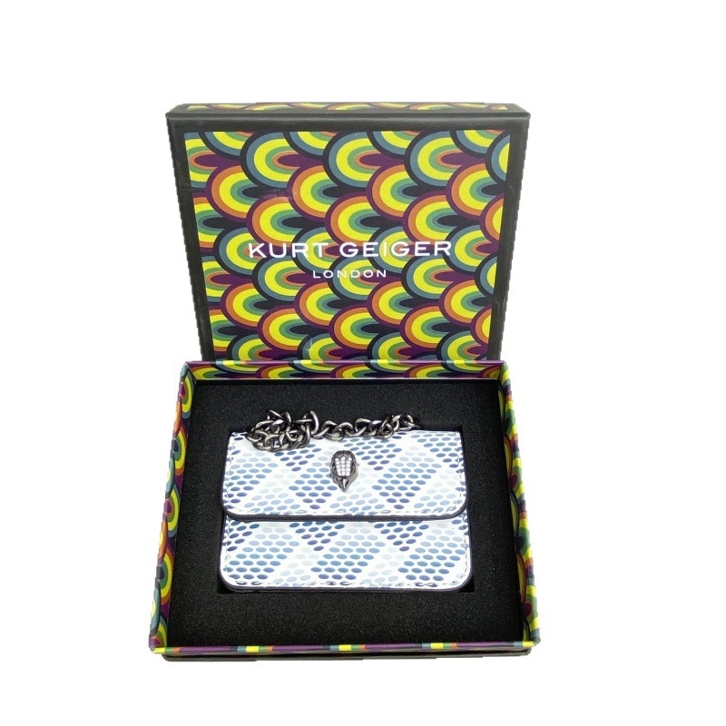 PU anyagú keresztpántos táska, vízszintes négyzetes forma, cipzáros zárás, poliészter bélés, belső zseb a mobiltelefon számára