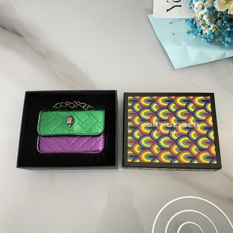 PU anyagú keresztpántos táska, vízszintes négyzetes forma, cipzáros zárás, poliészter bélés, belső zseb a mobiltelefon számára