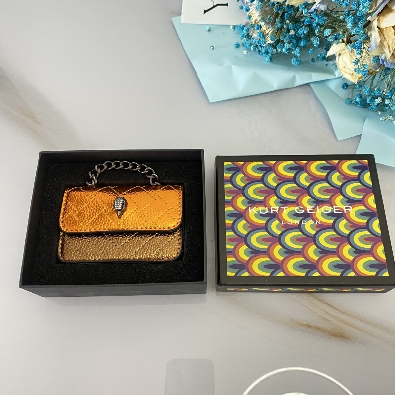 PU anyagú keresztpántos táska, vízszintes négyzetes forma, cipzáros zárás, poliészter bélés, belső zseb a mobiltelefon számára