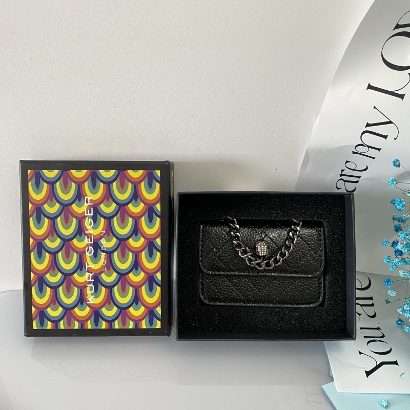 PU anyagú keresztpántos táska, vízszintes négyzetes forma, cipzáros zárás, poliészter bélés, belső zseb a mobiltelefon számára