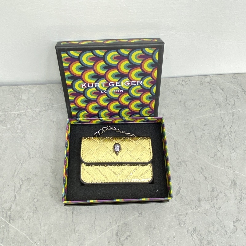 PU anyagú keresztpántos táska, vízszintes négyzetes forma, cipzáros zárás, poliészter bélés, belső zseb a mobiltelefon számára