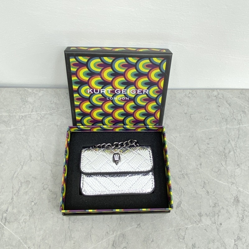 PU anyagú keresztpántos táska, vízszintes négyzetes forma, cipzáros zárás, poliészter bélés, belső zseb a mobiltelefon számára