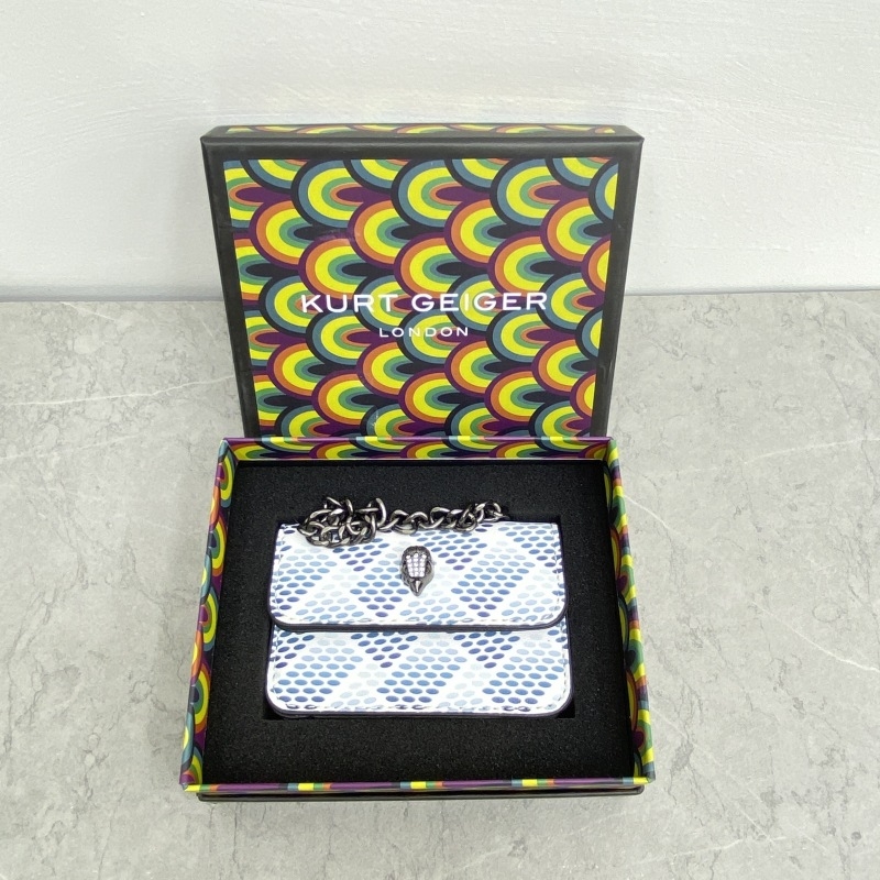 PU anyagú keresztpántos táska, vízszintes négyzetes forma, cipzáros zárás, poliészter bélés, belső zseb a mobiltelefon számára