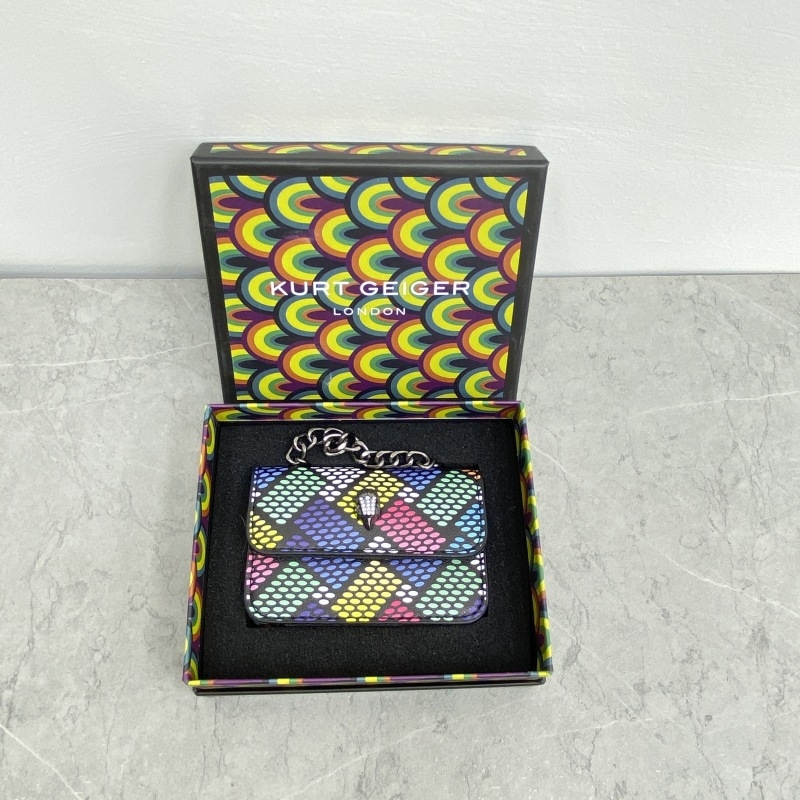 PU anyagú keresztpántos táska, vízszintes négyzetes forma, cipzáros zárás, poliészter bélés, belső zseb a mobiltelefon számára