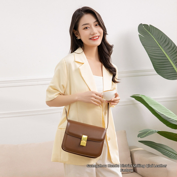 PU kožená taška cez rameno, malý štvorcový tvar, vertikálna silueta krabičky, s viečkom, zapínanie na západku, polysterová podšívka