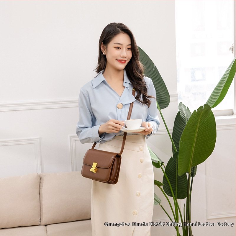 PU kožená taška cez rameno, malý štvorcový tvar, vertikálna silueta krabičky, s viečkom, zapínanie na západku, polysterová podšívka