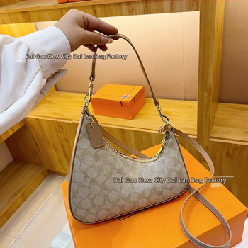 PU materiálom crossbody taška, vodorovný štvorcový tvar, zipsové otvorenie, laminovaný vnútorný priestor, zimná 2025 vydanie