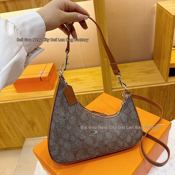 PU materiálom crossbody taška, vodorovný štvorcový tvar, zipsové otvorenie, laminovaný vnútorný priestor, zimná 2025 vydanie