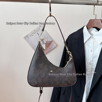 PU materiálom crossbody taška, vodorovný štvorcový tvar, zipsové otvorenie, laminovaný vnútorný priestor, zimná 2025 vydanie