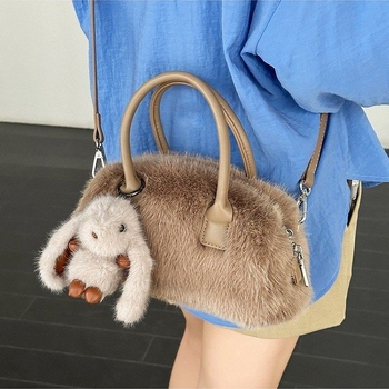 Geantă de damă din pluș — formă pătrată orizontală, închidere cu fermoar, buzunar interior cu fermoar, curea de umăr simplă, toamnă 2025