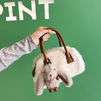 Geantă de damă din pluș — formă pătrată orizontală, închidere cu fermoar, buzunar interior cu fermoar, curea de umăr simplă, toamnă 2025