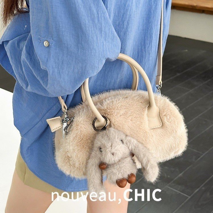 Geantă de damă din pluș — formă pătrată orizontală, închidere cu fermoar, buzunar interior cu fermoar, curea de umăr simplă, toamnă 2025