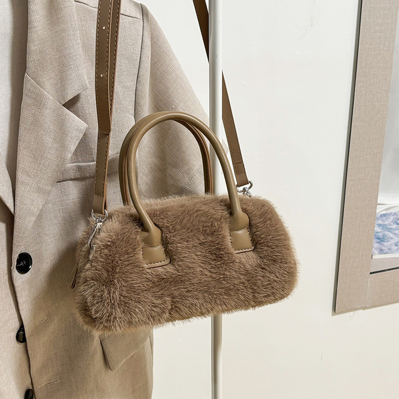 Geantă de damă din pluș — formă pătrată orizontală, închidere cu fermoar, buzunar interior cu fermoar, curea de umăr simplă, toamnă 2025