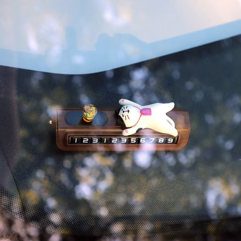 Διακοσμητικό αυτοκινήτου από ρητίνη με γάτα-τυχερή σε καρτούν και προσωρινή πινακίδα στάθμευσης – εσωτερική διακόσμηση αυτοκινήτου, λειτουργία θραύσης παραθύρων