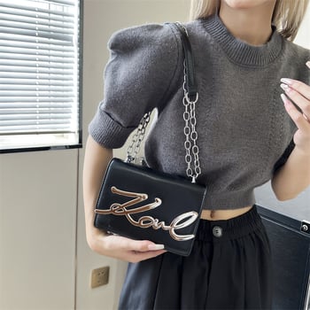 Női PU crossbody táska betűk dizájnnal, négyszögletes forma, kapcsos zárás, belső szintetikus bőrbélés, egypántos