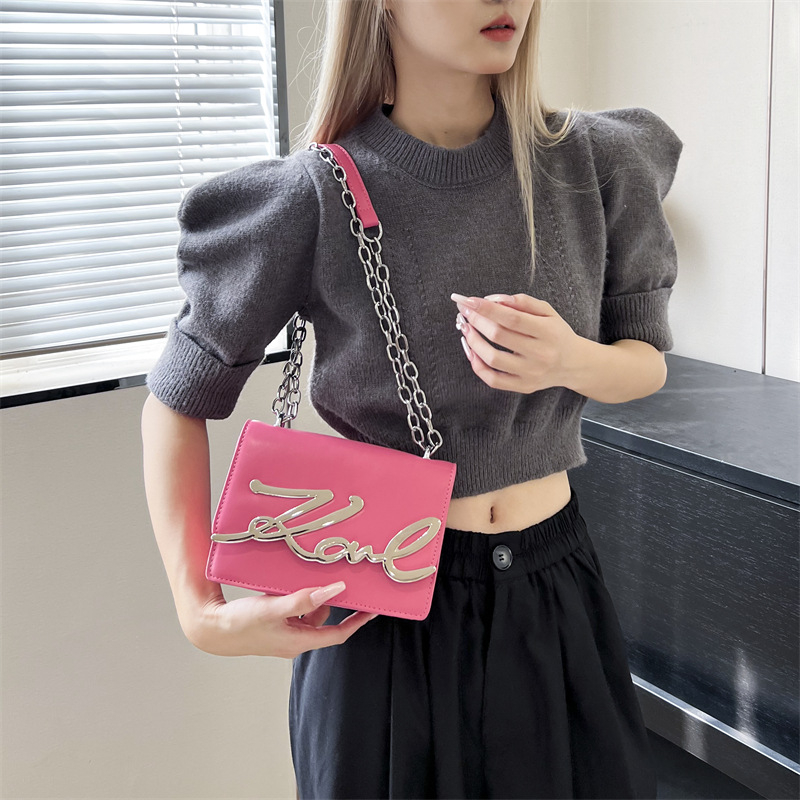 Női PU crossbody táska betűk dizájnnal, négyszögletes forma, kapcsos zárás, belső szintetikus bőrbélés, egypántos