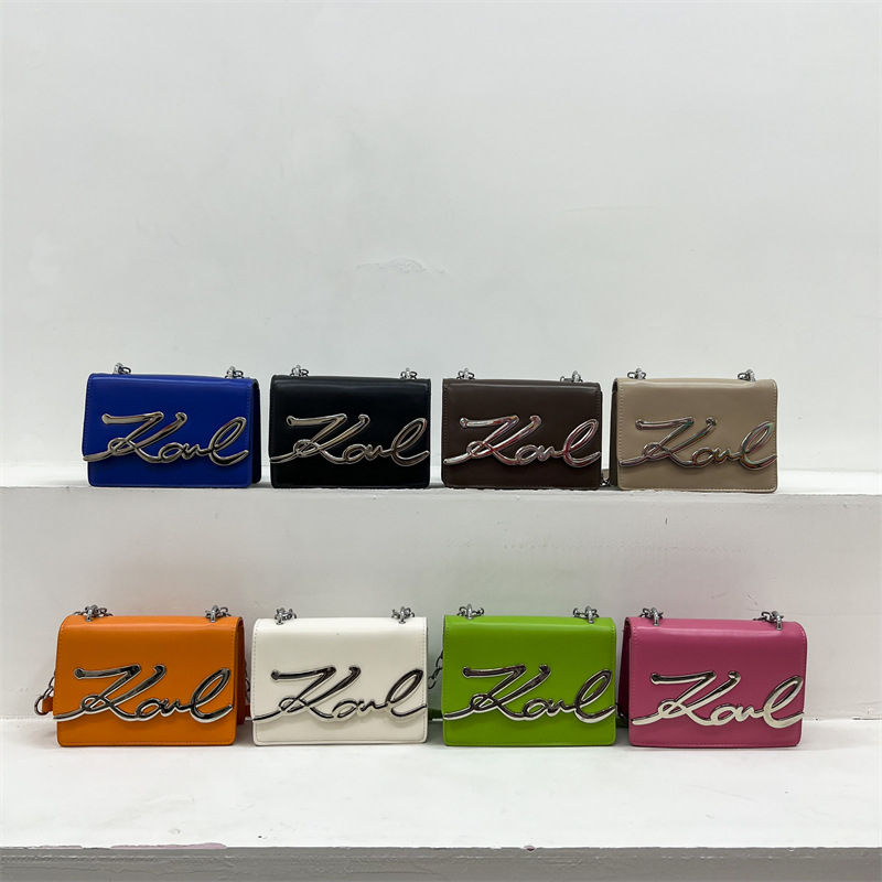 Női PU crossbody táska betűk dizájnnal, négyszögletes forma, kapcsos zárás, belső szintetikus bőrbélés, egypántos