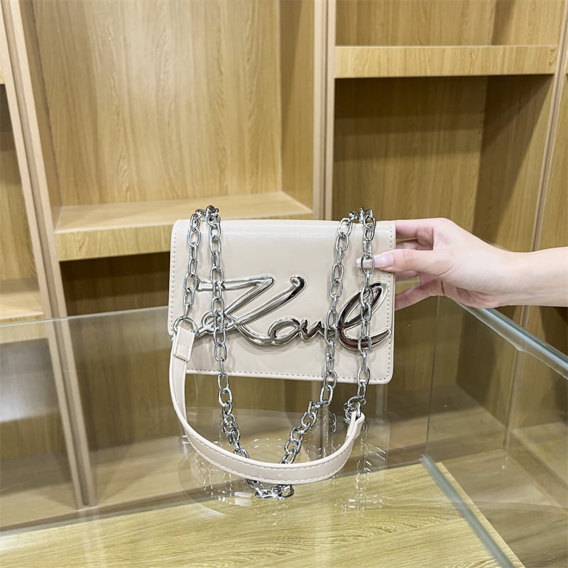 Női PU crossbody táska betűk dizájnnal, négyszögletes forma, kapcsos zárás, belső szintetikus bőrbélés, egypántos