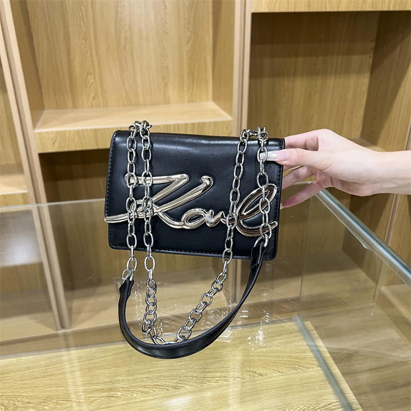 Női PU crossbody táska betűk dizájnnal, négyszögletes forma, kapcsos zárás, belső szintetikus bőrbélés, egypántos