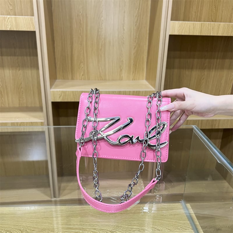 Női PU crossbody táska betűk dizájnnal, négyszögletes forma, kapcsos zárás, belső szintetikus bőrbélés, egypántos