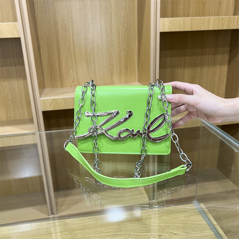 Női PU crossbody táska betűk dizájnnal, négyszögletes forma, kapcsos zárás, belső szintetikus bőrbélés, egypántos