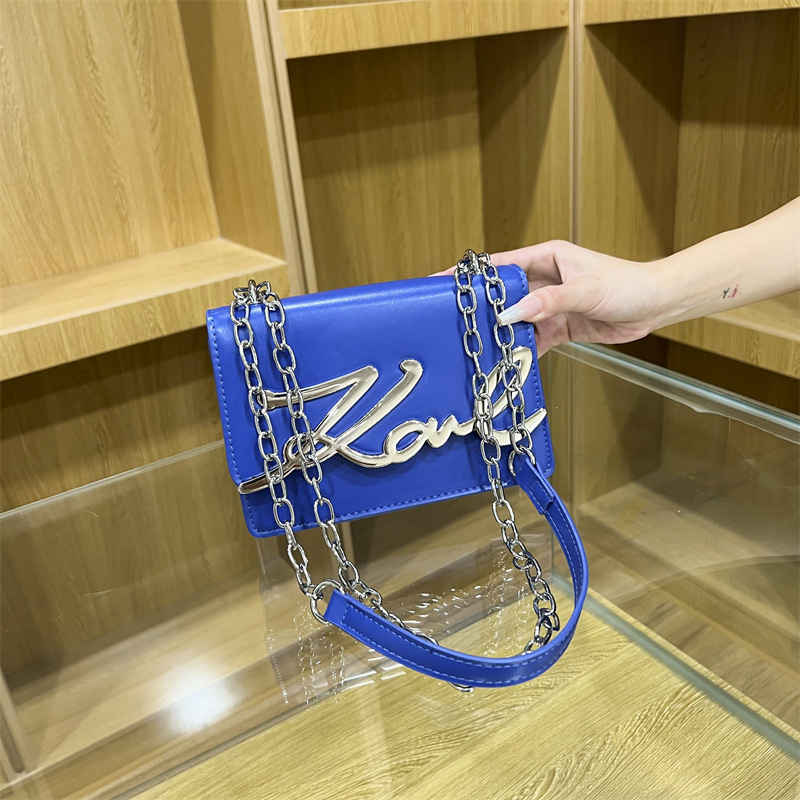 Női PU crossbody táska betűk dizájnnal, négyszögletes forma, kapcsos zárás, belső szintetikus bőrbélés, egypántos