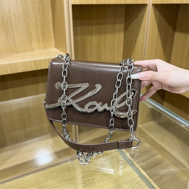 Női PU crossbody táska betűk dizájnnal, négyszögletes forma, kapcsos zárás, belső szintetikus bőrbélés, egypántos