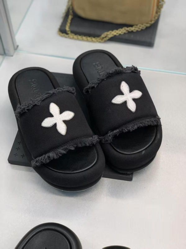 Smfk vieno dirželio šlepetės, viršus iš sintetinės odos, gumos padas, Cross Flower raštas, slip-on dizainas