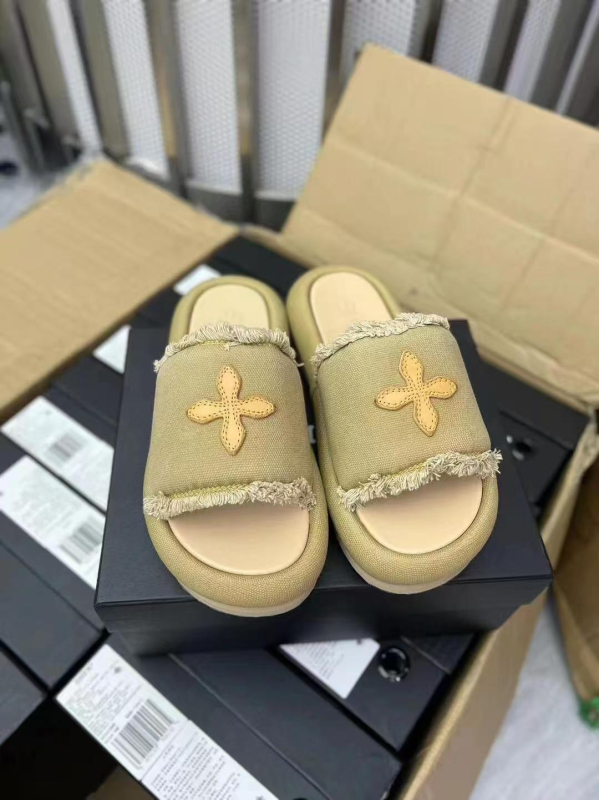 Smfk vieno dirželio šlepetės, viršus iš sintetinės odos, gumos padas, Cross Flower raštas, slip-on dizainas