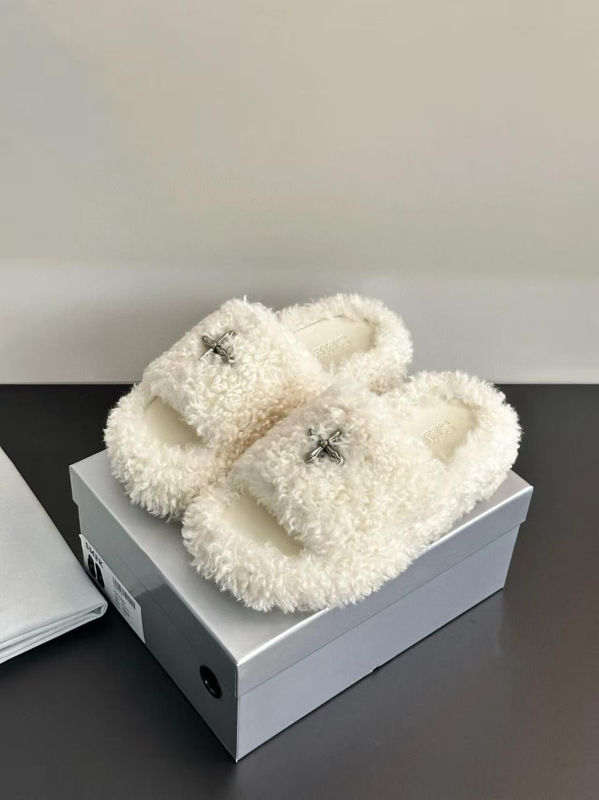 Smfk vieno dirželio šlepetės, viršus iš sintetinės odos, gumos padas, Cross Flower raštas, slip-on dizainas