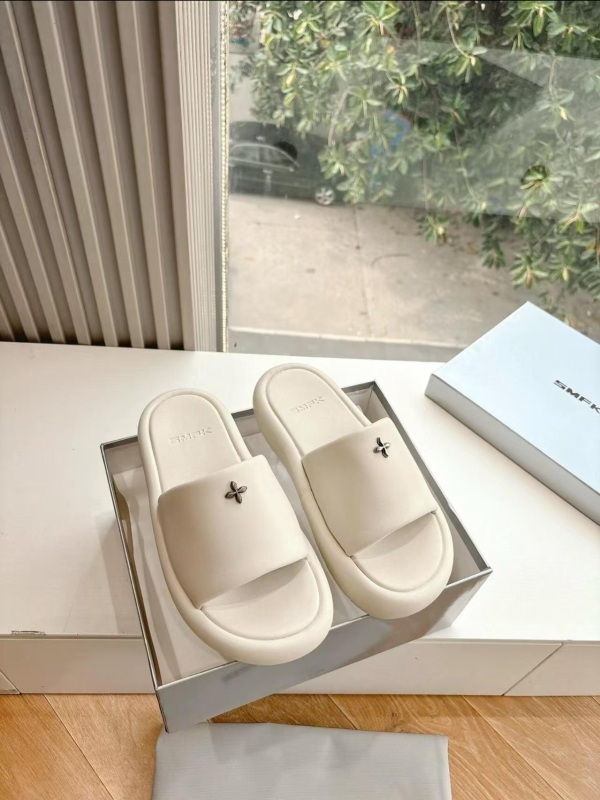 Smfk vieno dirželio šlepetės, viršus iš sintetinės odos, gumos padas, Cross Flower raštas, slip-on dizainas