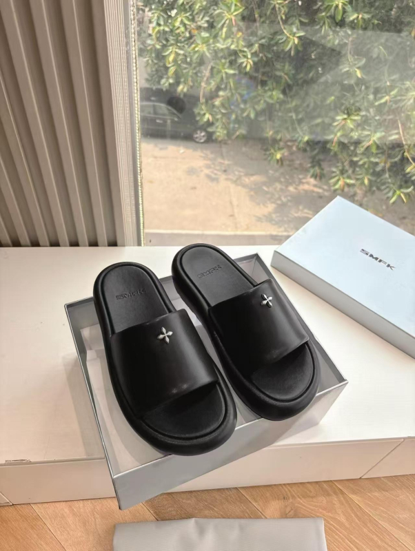 Smfk vieno dirželio šlepetės, viršus iš sintetinės odos, gumos padas, Cross Flower raštas, slip-on dizainas