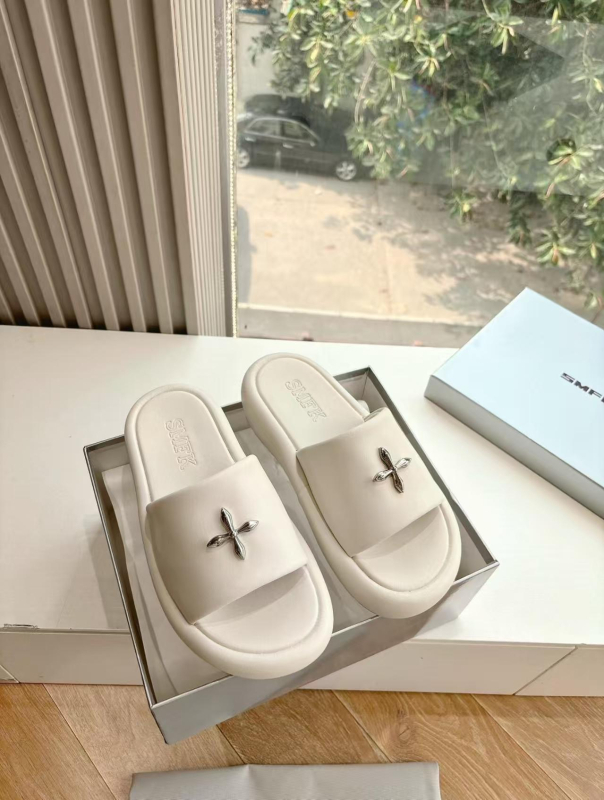 Smfk vieno dirželio šlepetės, viršus iš sintetinės odos, gumos padas, Cross Flower raštas, slip-on dizainas