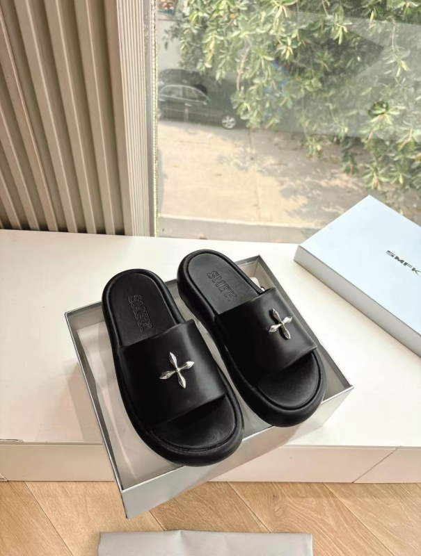 Smfk vieno dirželio šlepetės, viršus iš sintetinės odos, gumos padas, Cross Flower raštas, slip-on dizainas