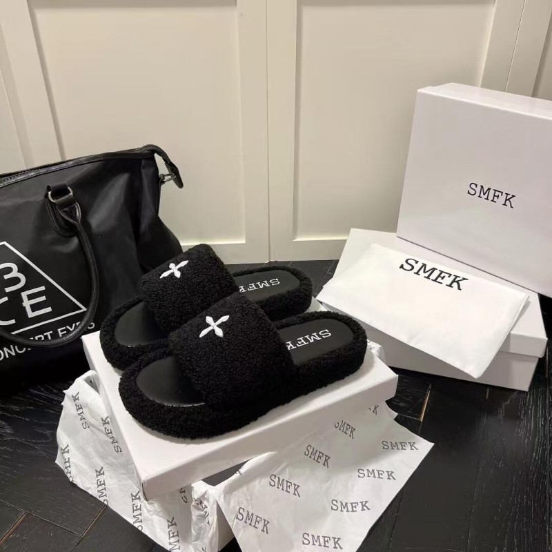 Smfk vieno dirželio šlepetės, viršus iš sintetinės odos, gumos padas, Cross Flower raštas, slip-on dizainas