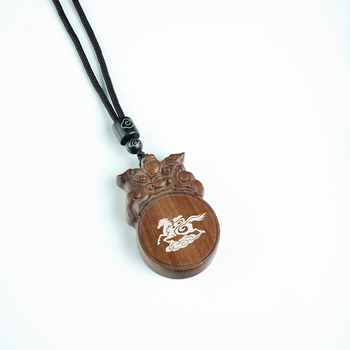 Pandant Pixiu din lemn de santal cu încrustație de argint, stil chinezesc, motive animale, Muxiangji, lansare toamnă 2025