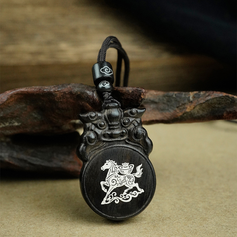 Pandant Pixiu din lemn de santal cu încrustație de argint, stil chinezesc, motive animale, Muxiangji, lansare toamnă 2025