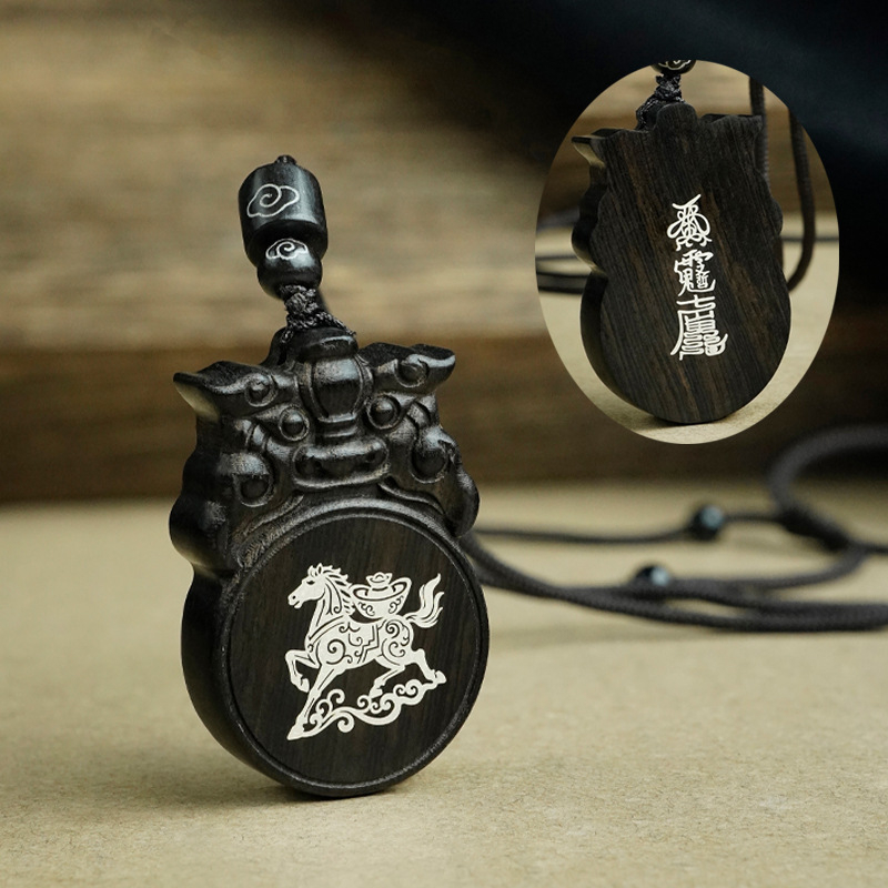 Pandant Pixiu din lemn de santal cu încrustație de argint, stil chinezesc, motive animale, Muxiangji, lansare toamnă 2025