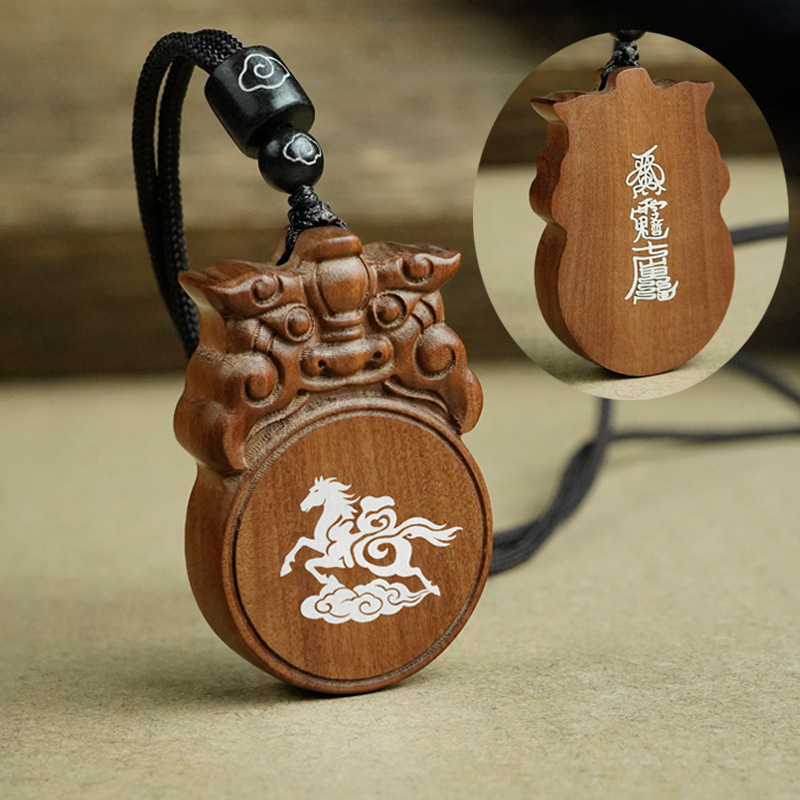 Pandant Pixiu din lemn de santal cu încrustație de argint, stil chinezesc, motive animale, Muxiangji, lansare toamnă 2025