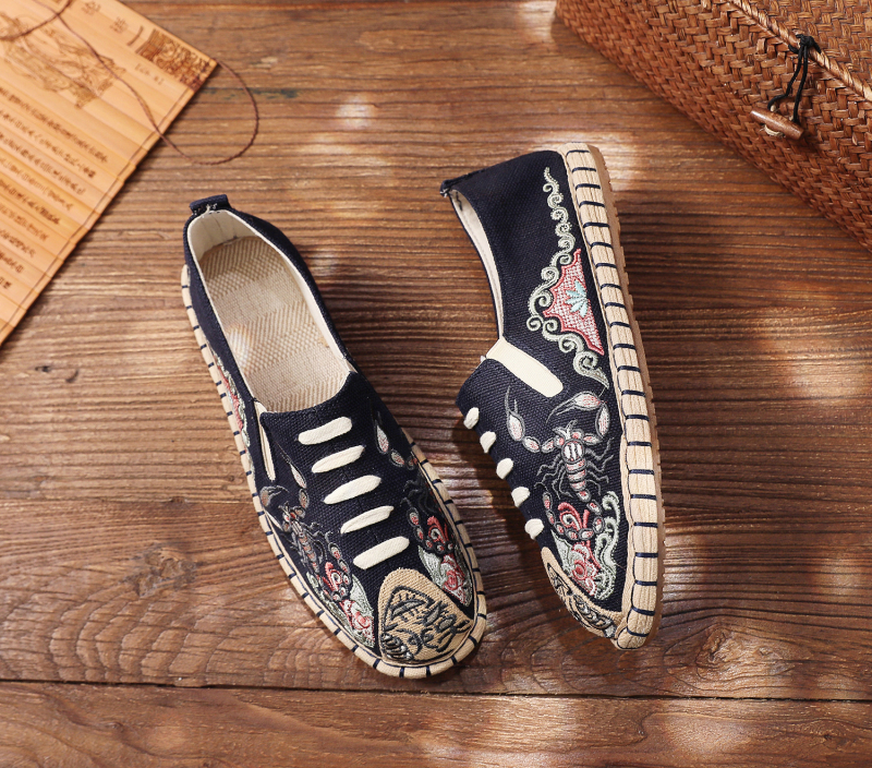 Vyriniai etniniai tekstiliniai bateliai su apvaliu nosimi, viršus iš drobės, žemas aukštis, elastinė juosta, daugiasluoksnė padai