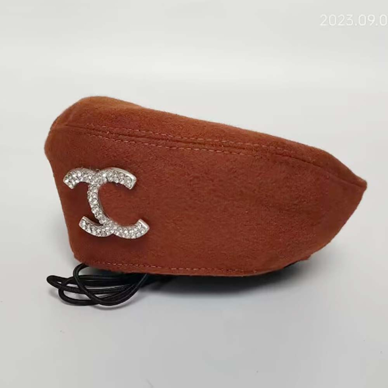 Kutya beret sapka, gyapjú/filc anyag, betűk mintázat, reliefes kivitel, géppel szőtt nehéz lapos, tavasz és ősz (Modell: MZ-001)