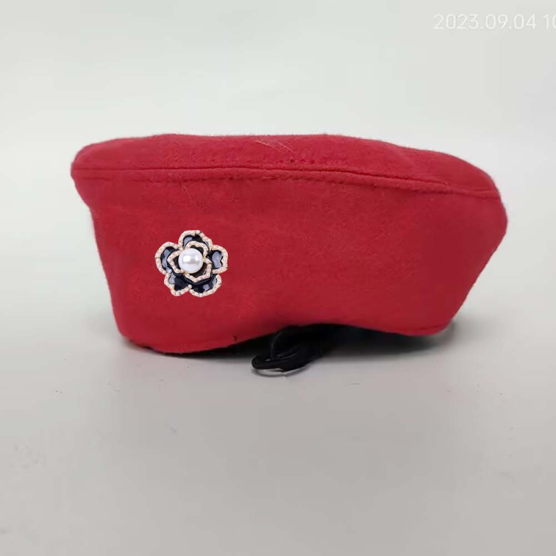 Kutya beret sapka, gyapjú/filc anyag, betűk mintázat, reliefes kivitel, géppel szőtt nehéz lapos, tavasz és ősz (Modell: MZ-001)