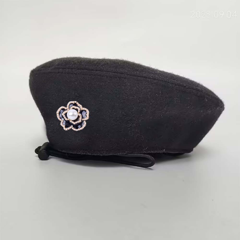 Kutya beret sapka, gyapjú/filc anyag, betűk mintázat, reliefes kivitel, géppel szőtt nehéz lapos, tavasz és ősz (Modell: MZ-001)