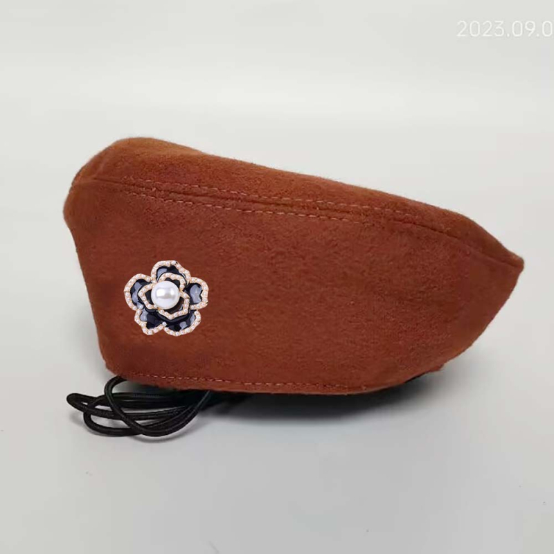 Kutya beret sapka, gyapjú/filc anyag, betűk mintázat, reliefes kivitel, géppel szőtt nehéz lapos, tavasz és ősz (Modell: MZ-001)