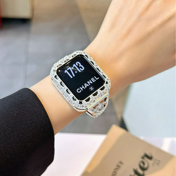 Carcasă Apple Watch – Metal, design cu patru foi de trifoi și zirconiu, protecție