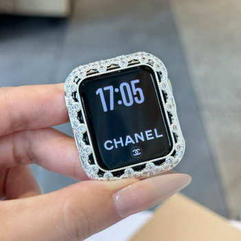 Carcasă Apple Watch – Metal, design cu patru foi de trifoi și zirconiu, protecție