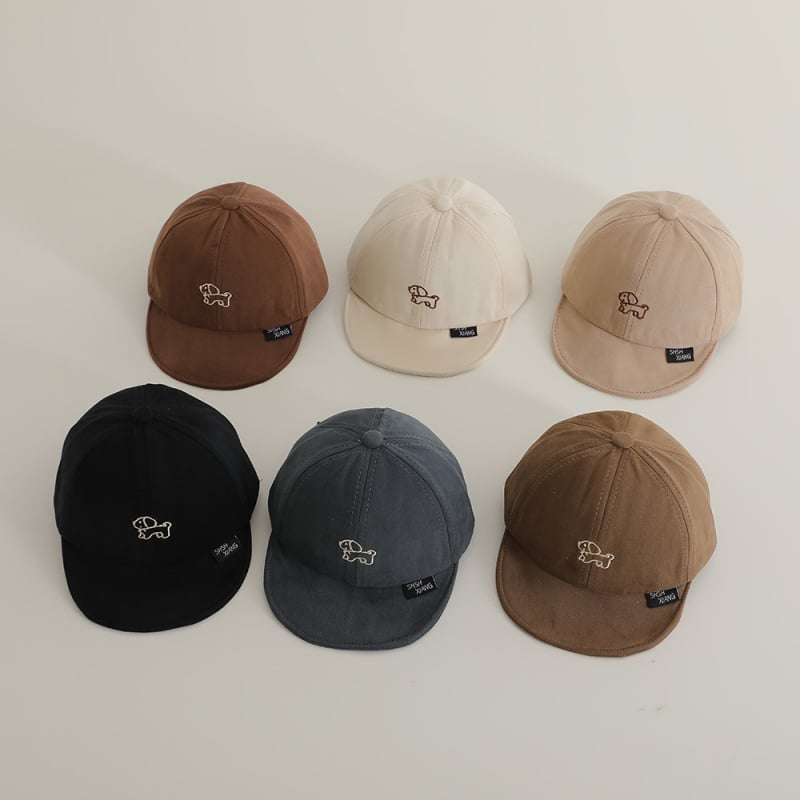 Puha szegélyű baba sapka rövid peremmel és kupolás koronával, 100% poliészter, 6–12 hónaptól 4 éves korig