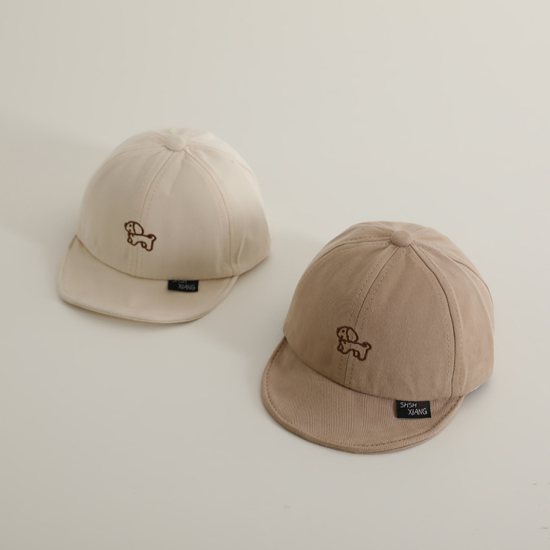 Puha szegélyű baba sapka rövid peremmel és kupolás koronával, 100% poliészter, 6–12 hónaptól 4 éves korig