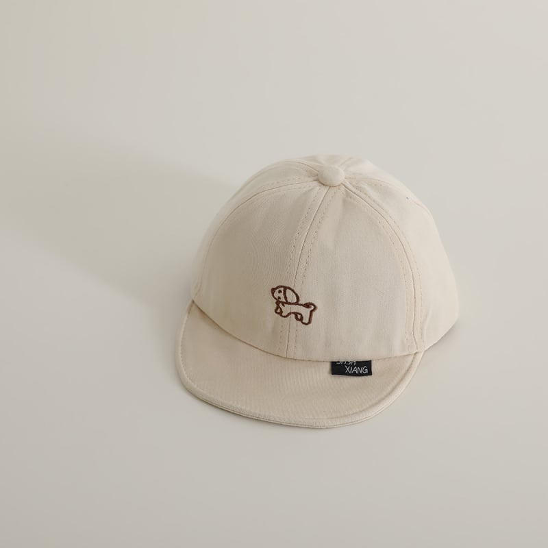 Puha szegélyű baba sapka rövid peremmel és kupolás koronával, 100% poliészter, 6–12 hónaptól 4 éves korig